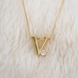 Colar Letra V Com Ponto Zirconia