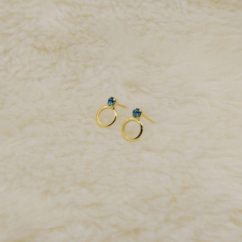 Brinco Ponto de Luz Azul Claro com Pingente Circular Vazado