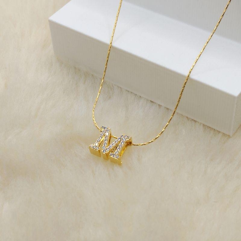 Colar Corrente Laminada com Pingente M em Zircônia Cristal