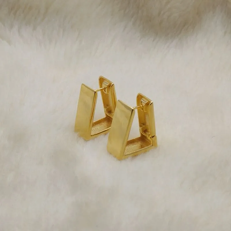 Brinco Argola Click Triângulo Liso