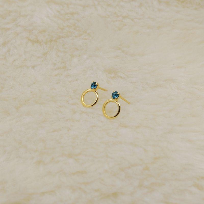 Brinco Ponto de Luz Azul Claro com Pingente Circular Vazado