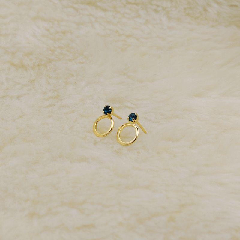 Brinco Ponto de Luz Azul Escuro com Pingente Circular Vazado