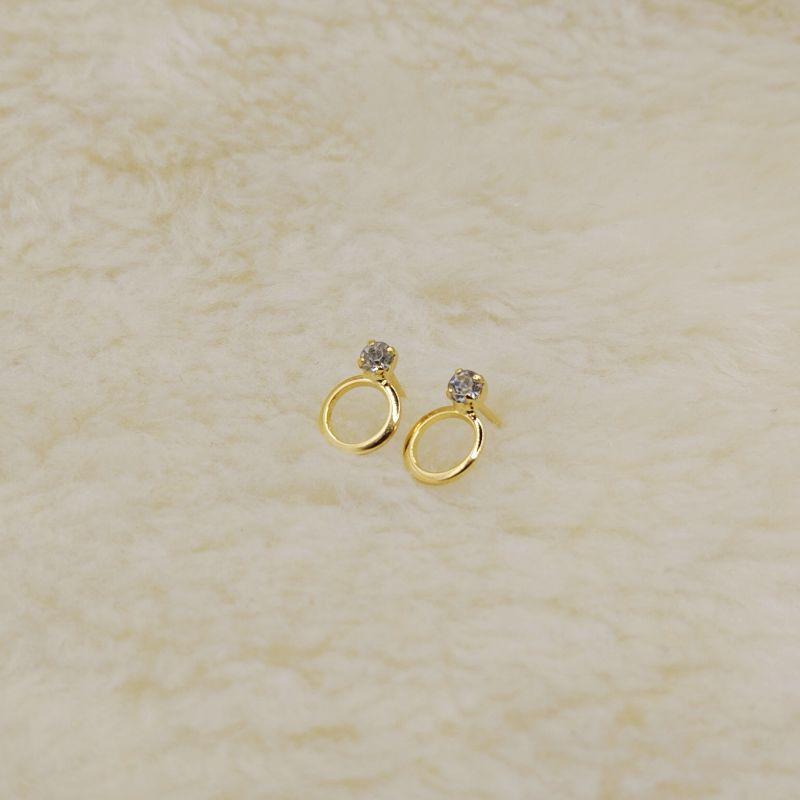 Brinco Ponto de Luz Cristal com Pingente Circular Vazado