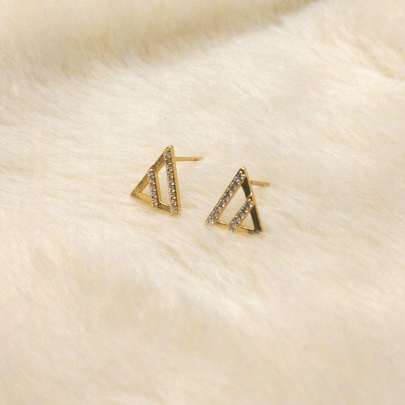 Brinco Triangulo Vazado e com Detalhes Cravejado